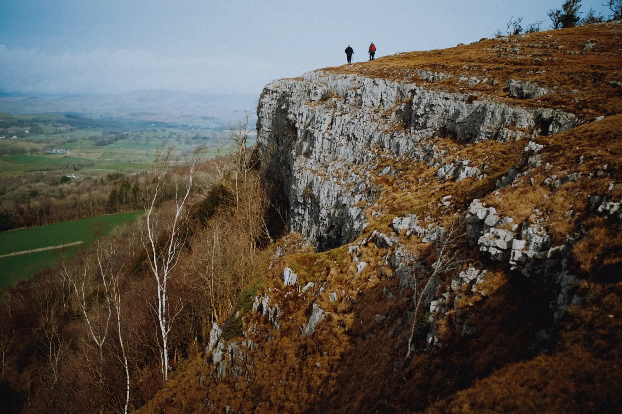  Moving north towards Hodgson&rsquo;s Leap. I waited for some fellow morning hikers to enter the frame in order to provide perspective of Scout Scar&rsquo;s cliffs. 