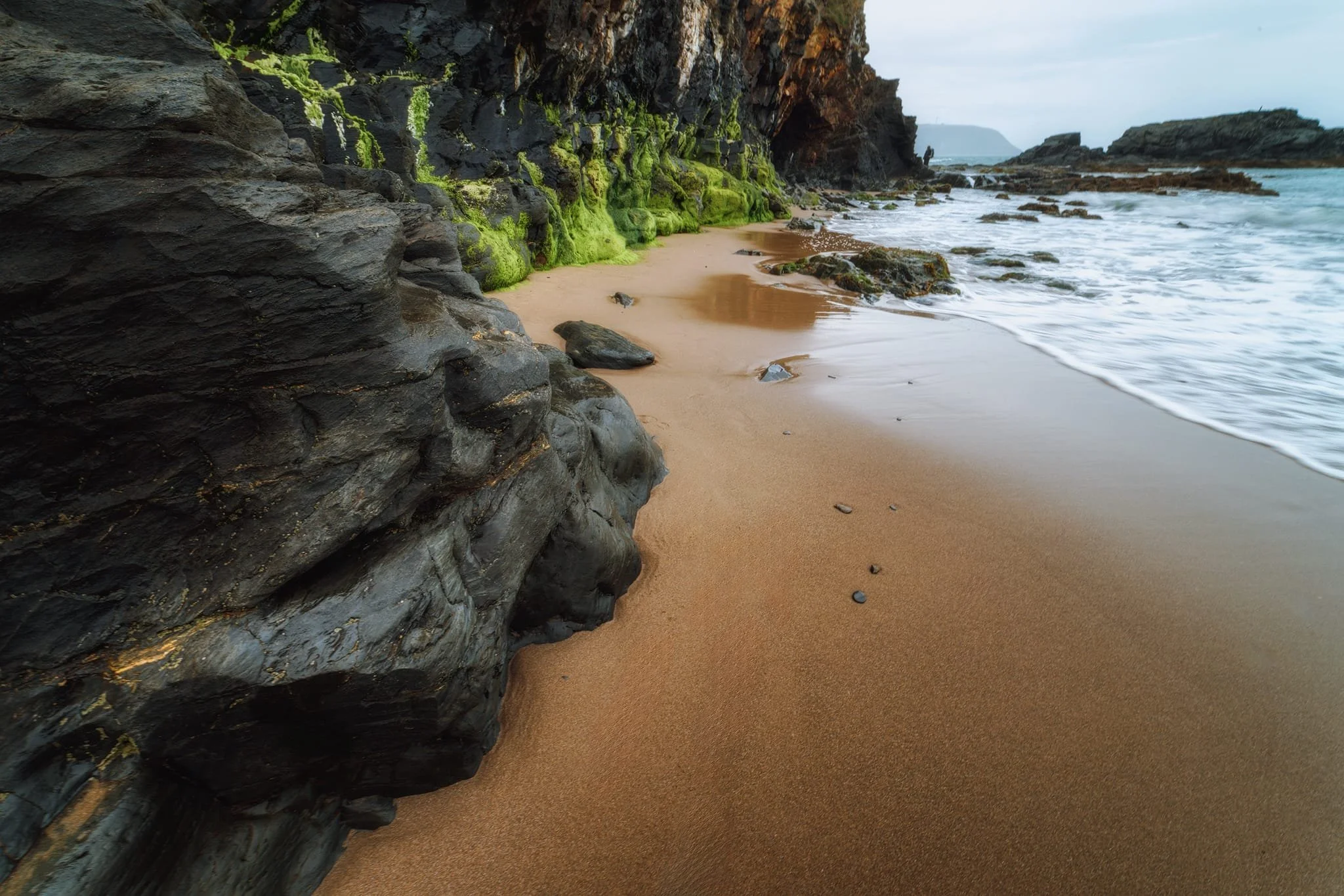  This was as far as I could manage along the southern cliffs of Tresaith, where the Irish Sea leaves no space between itself and the cliffs. Here, the cliffs were covered in brilliantly colourful moss, a nice colour contrast with red hues of the sand. 