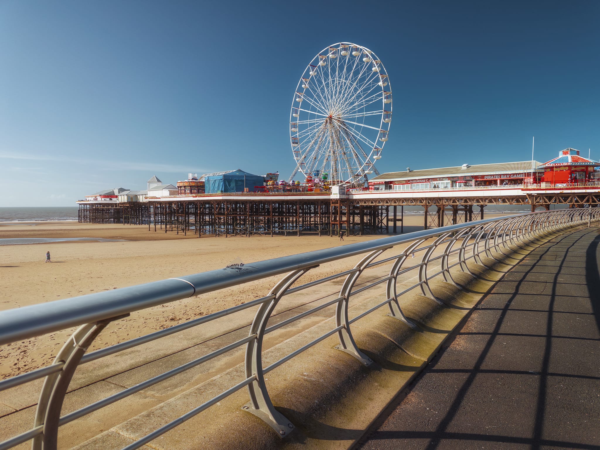 Arriving at the Central Pier, what immediately commands your attention is the pier’s Big Wheel. Opened in April 1990, and standing at 108 ft high, it is a homage to its predecessor the “Gigantic Wheel” (or Great Wheel) which stood 220 ft high until being dismantled in 1928.