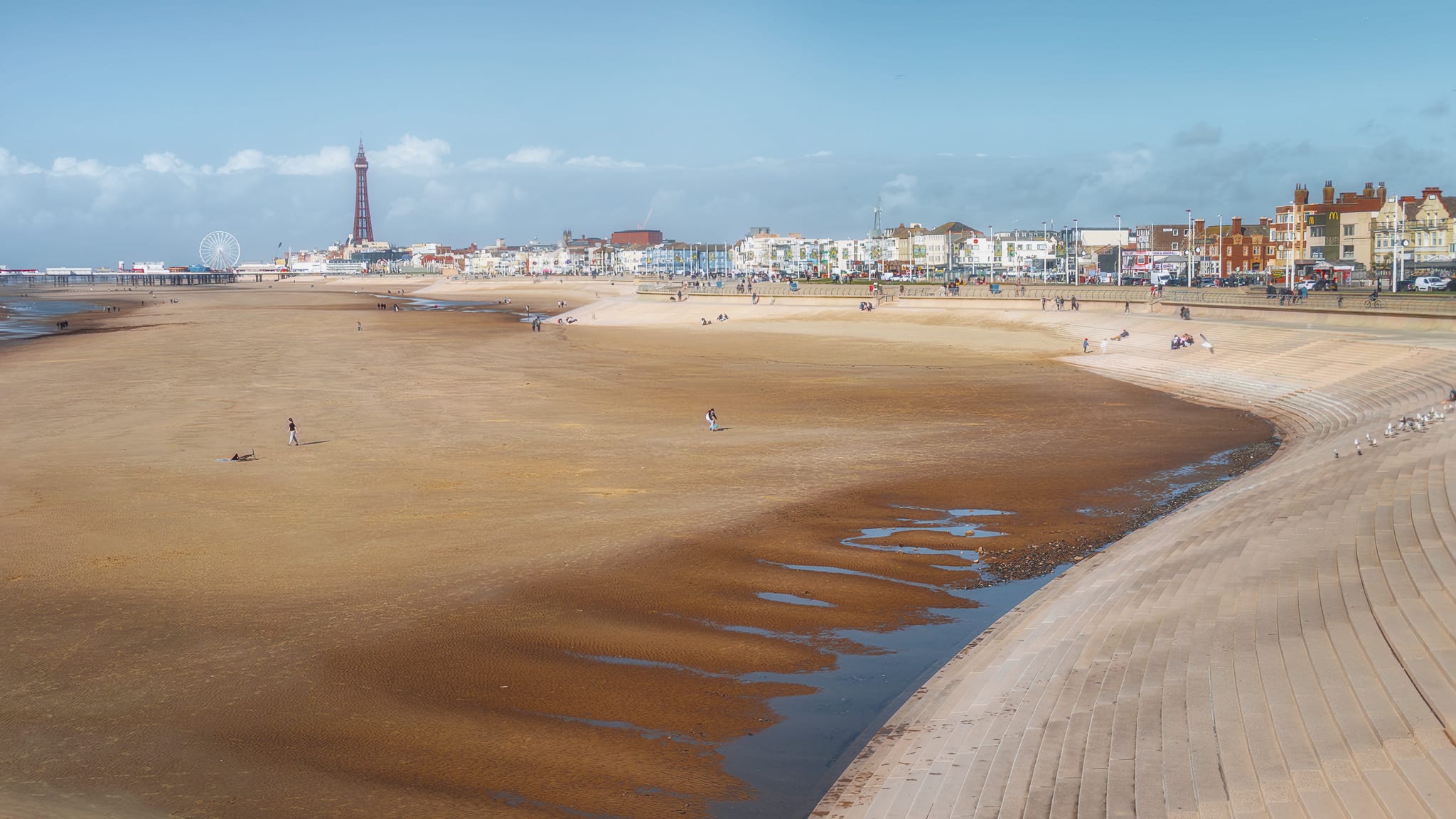 A clear atmosphere allowed for wonderful views from the South Pier all the way to the Central Pier’s Big Wheel and the Blackpool Tower above the North Pier.