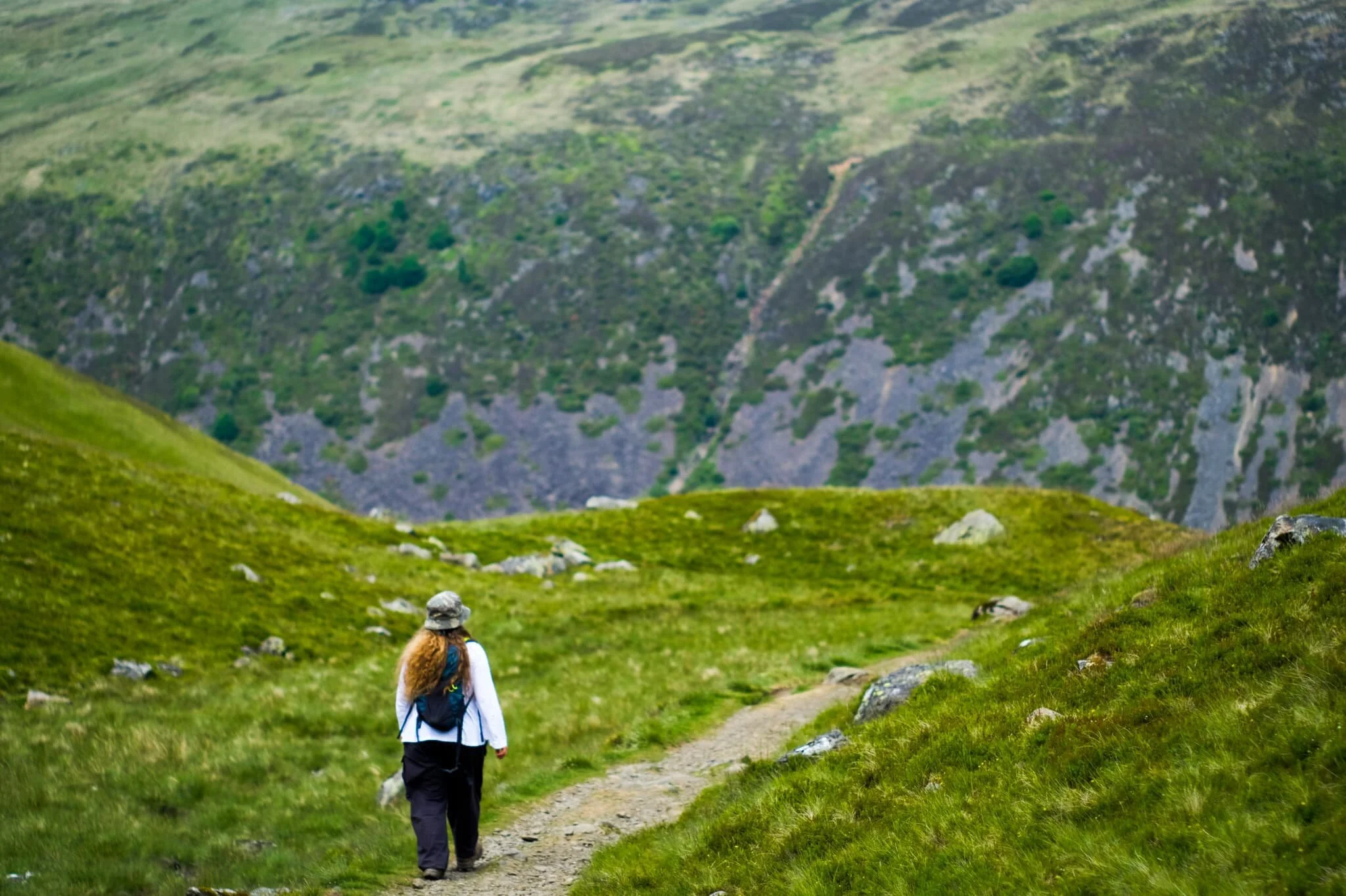  After pausing for lunch, it was time to head back down. I equipped my 55mm lens for some longer perspectives, including this one of Lisabet and the northern side of Mosedale. 