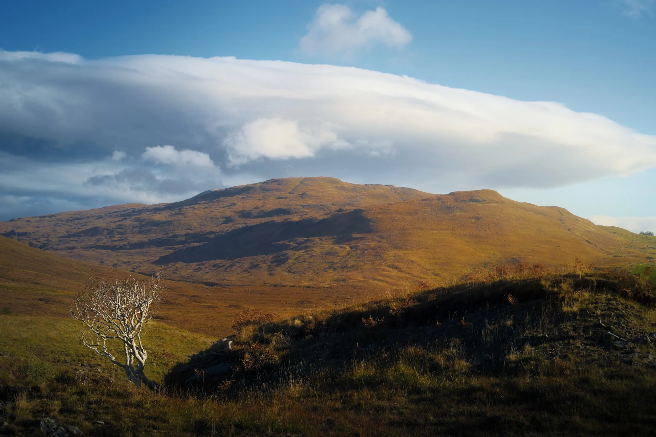  We couldn&rsquo;t have asked for better conditions as we began our hike from the layby at Kirkibost. Here, a long lenticular cloud hovers above  Nead an Fhìor-eòin  (334 m/1,095 ft). 