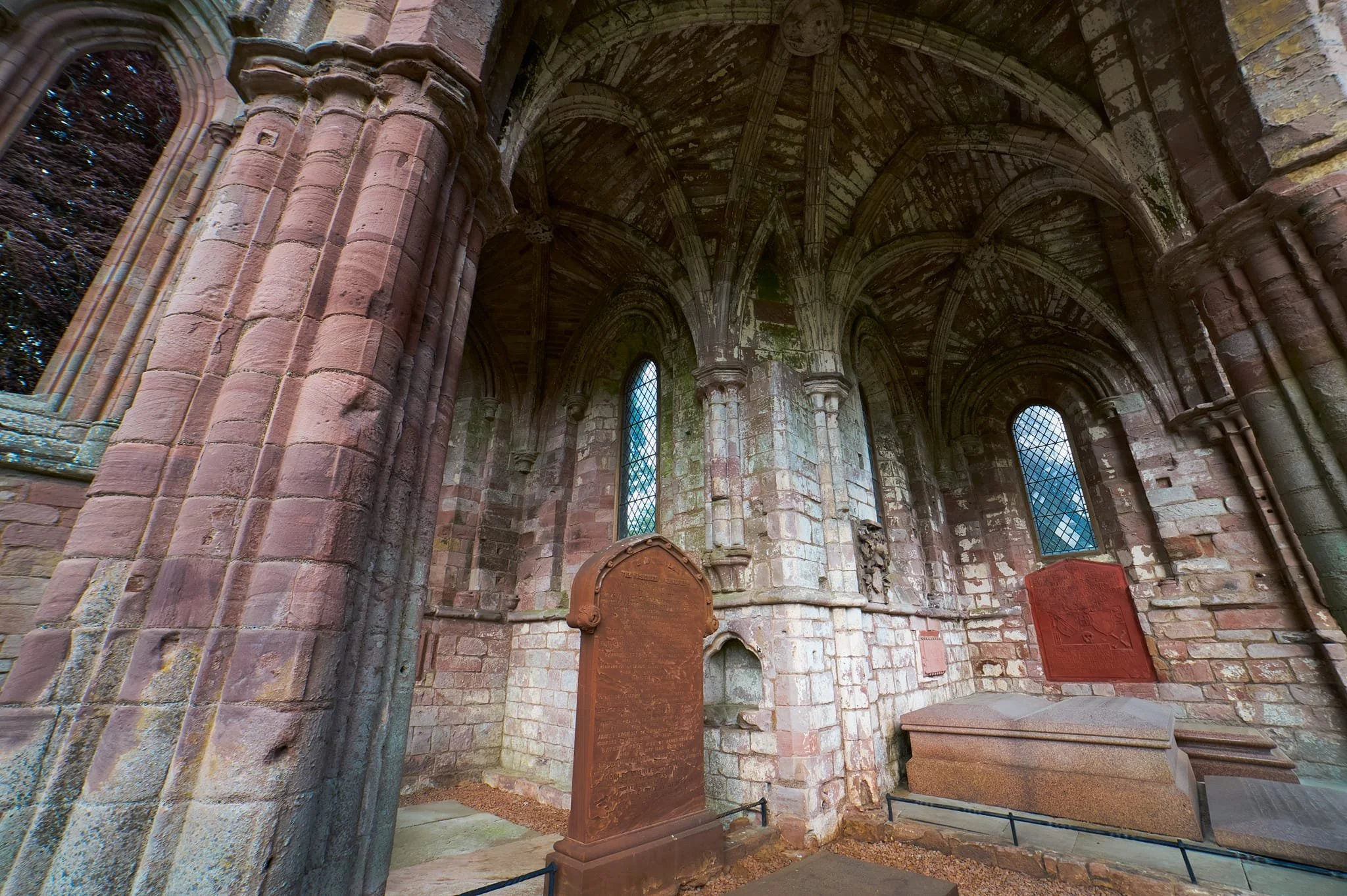  Peeking into the North Transept. It houses the burial sites of Sir Walter Scott (&ldquo;father&rdquo; of the historical novel and historical romance) and Field Marshal Earl Haig (famous British Army officer, especially during the First World War). 