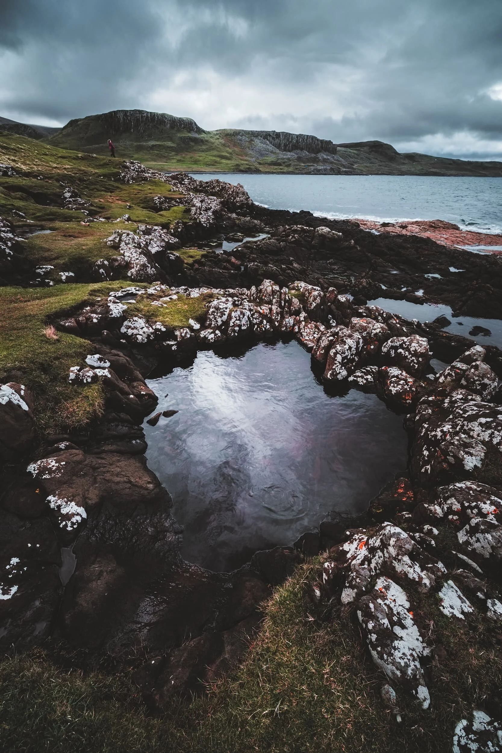 Beyond the promontory of Duntulm Castle the coast branches out into a variety of pools, shelves, platforms, clints and grikes called  Ru Meanish . 