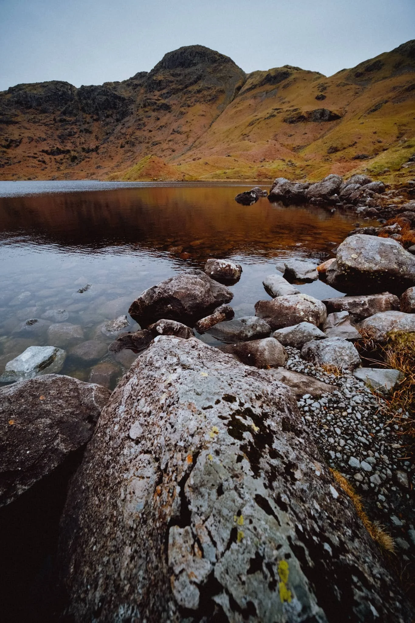  Easedale Tarn, with Tarn Crag&rsquo;s (551 m/1,808 ft) rounded face high above. 