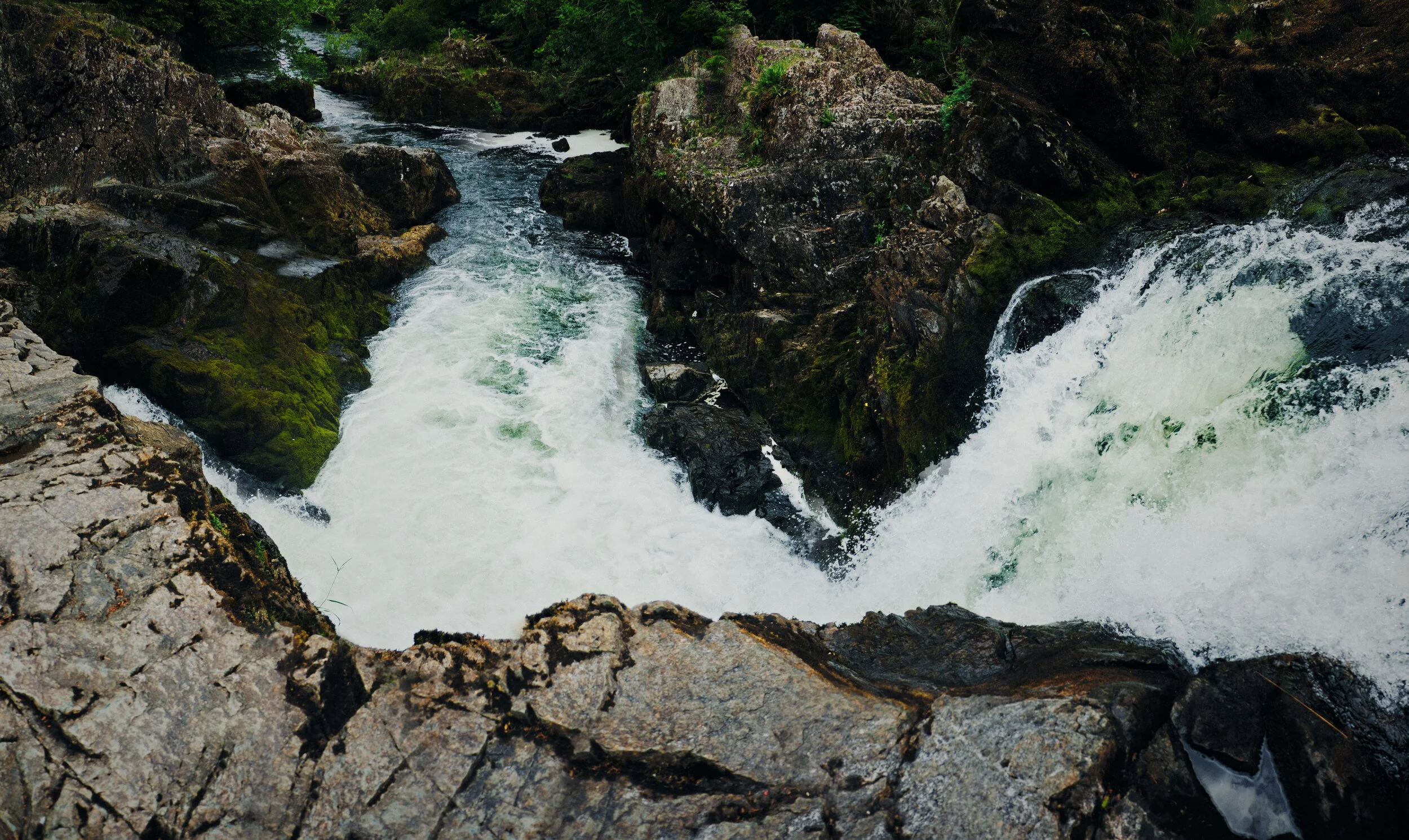  This is an attempt at a 6-shot panorama, scanning right to left. I wanted to capture the whole span of Skelwith Force in one image. The individual photos were edited in Capture One, then manually blended together in Affinity Photo. 