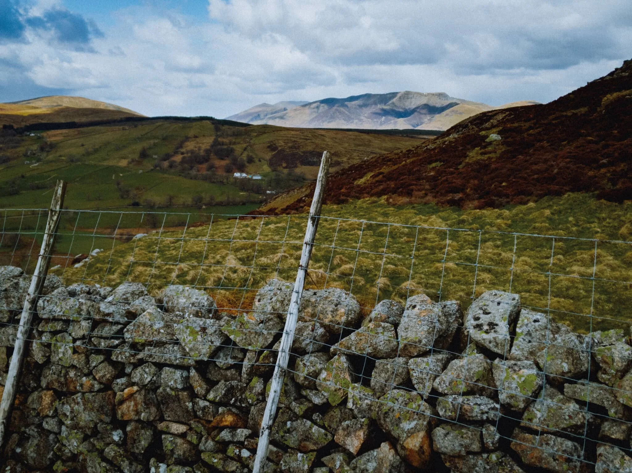  Not only that, the higher we climbed the more we could see of the Northern Fells. Here I utilised the wooden marker as a compositional aid, pointing towards Blencathra (868 m/2,848 ft). 