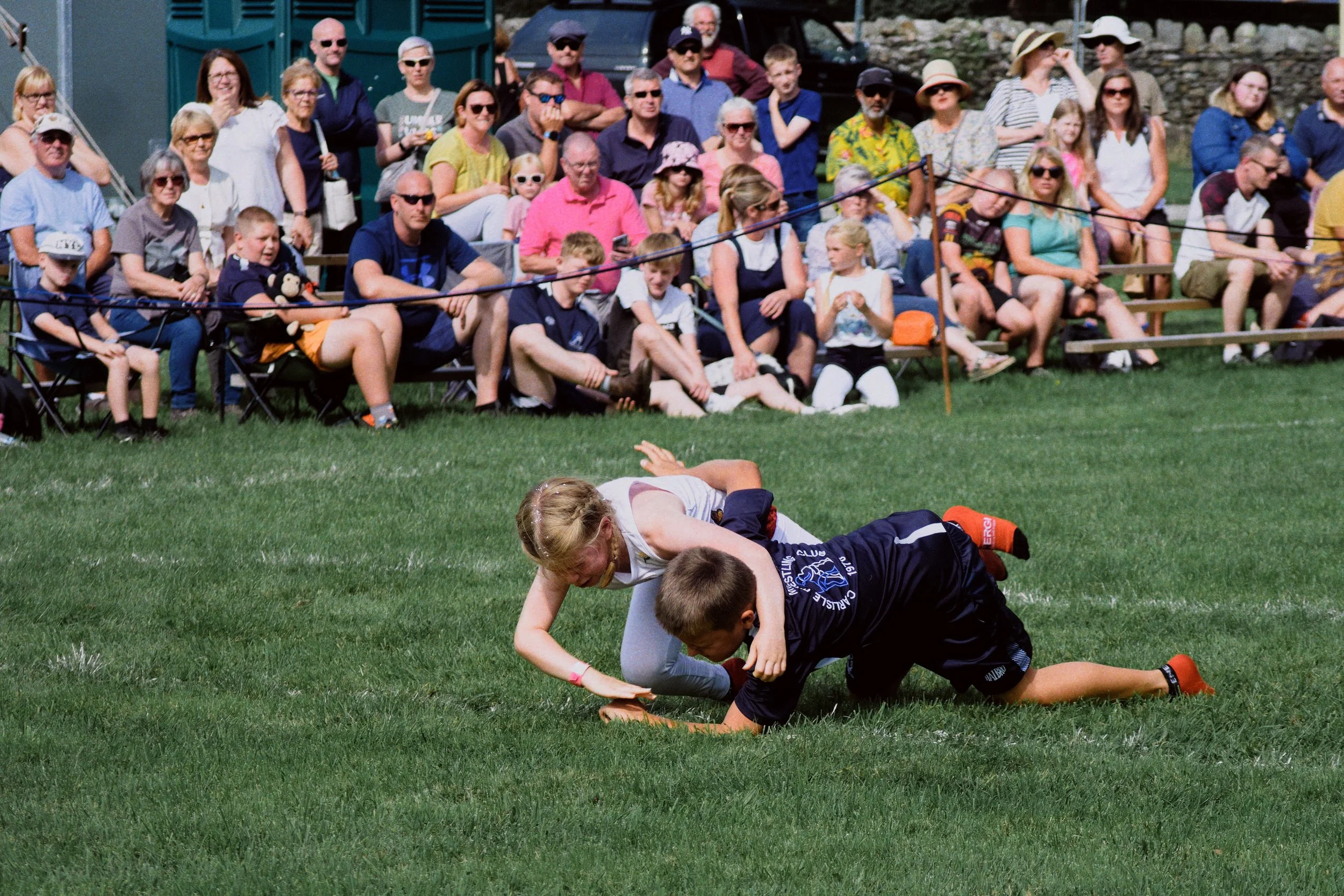  The bout for 3rd and 4th place. Little lass takes a fall on her bonce. 