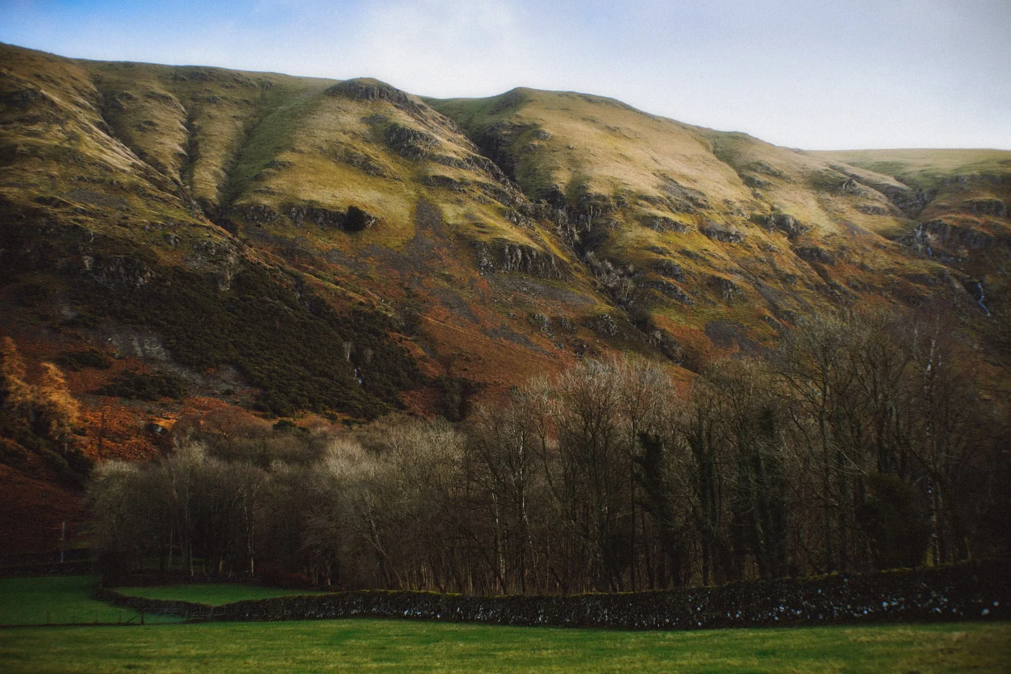  Down St. John&rsquo;s in the Vale, I kept snapping happily, praying that at least one of the shots rendered sharp. Here, the deep cleft of Beckthorns Gill cuts into various crags of Clough Head. 