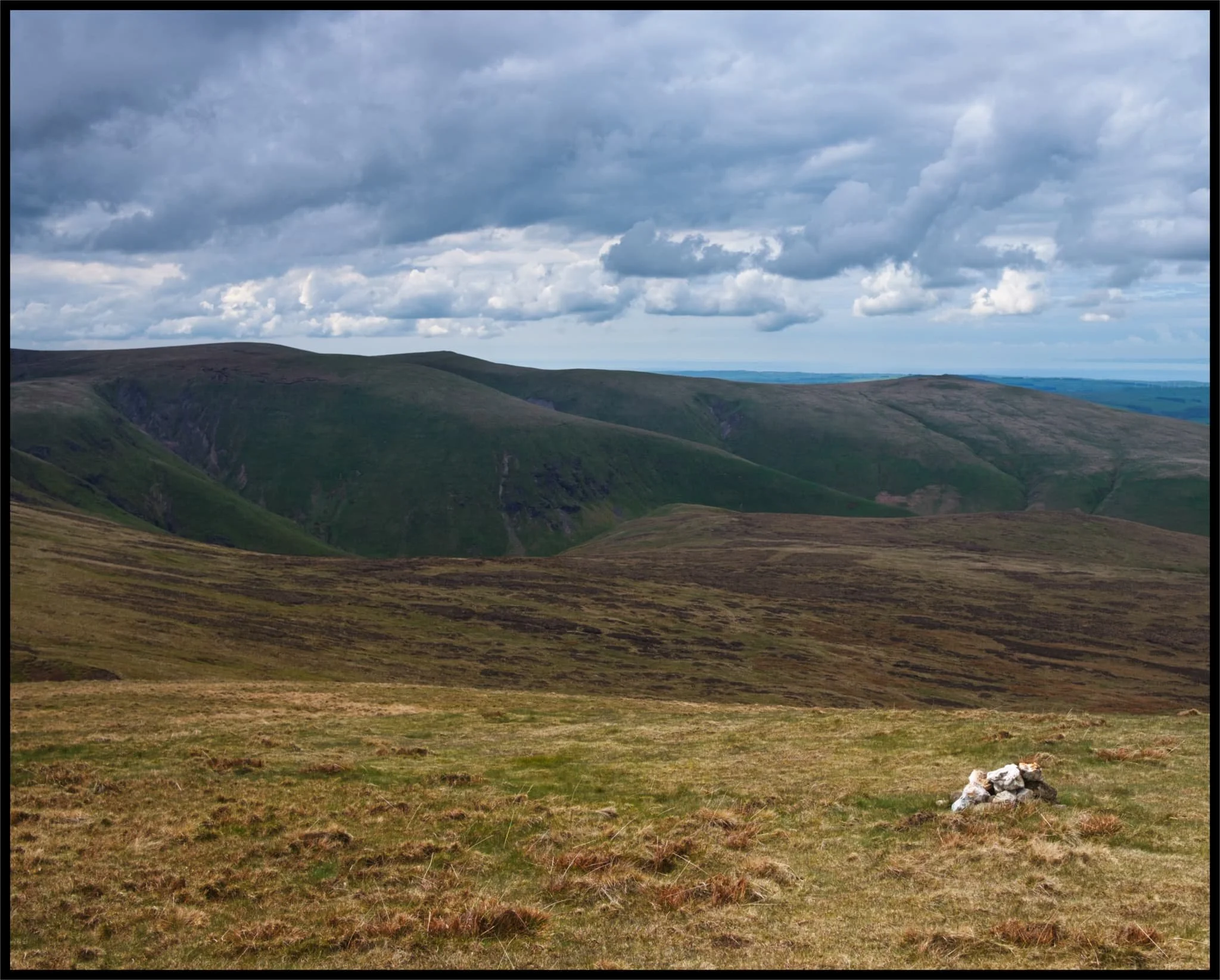  I ventured down the western slope of High Pike a little bit to get a clear view of the scene here. Great Lingy Hill and its extremely steep valley. 