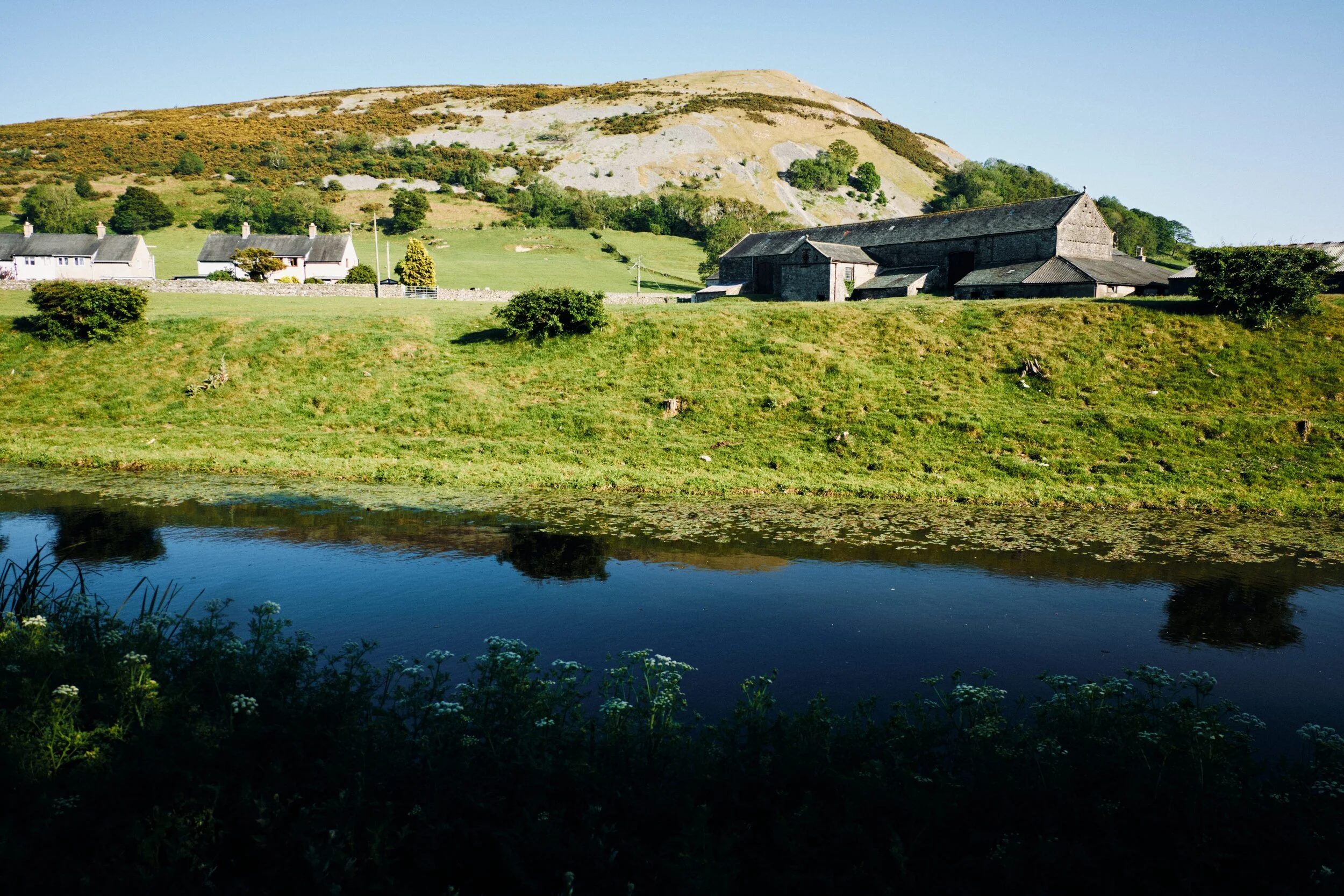  Just beyond Hodgson&rsquo;s Bridge (Nº 157). More reflections and Farleton Fell&rsquo;s pointy knott becomes more apparent. 