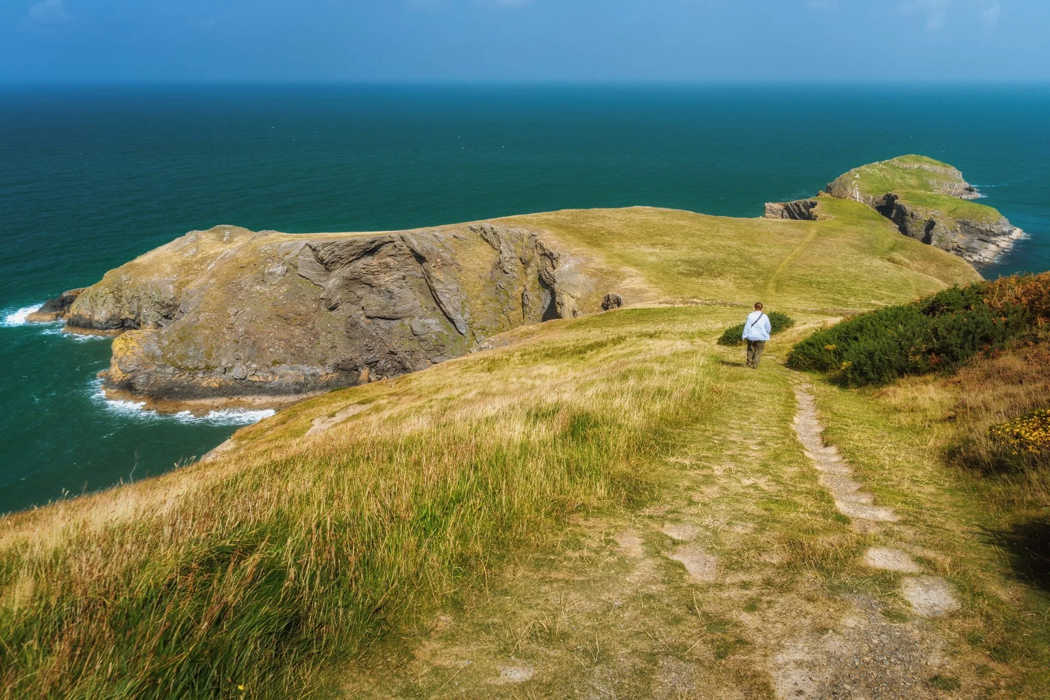 After a rather steep pull up the vertiginous trail, it finally descended down towards the  Ynys Lochtyn  peninsula.  This  was what awaited us. 