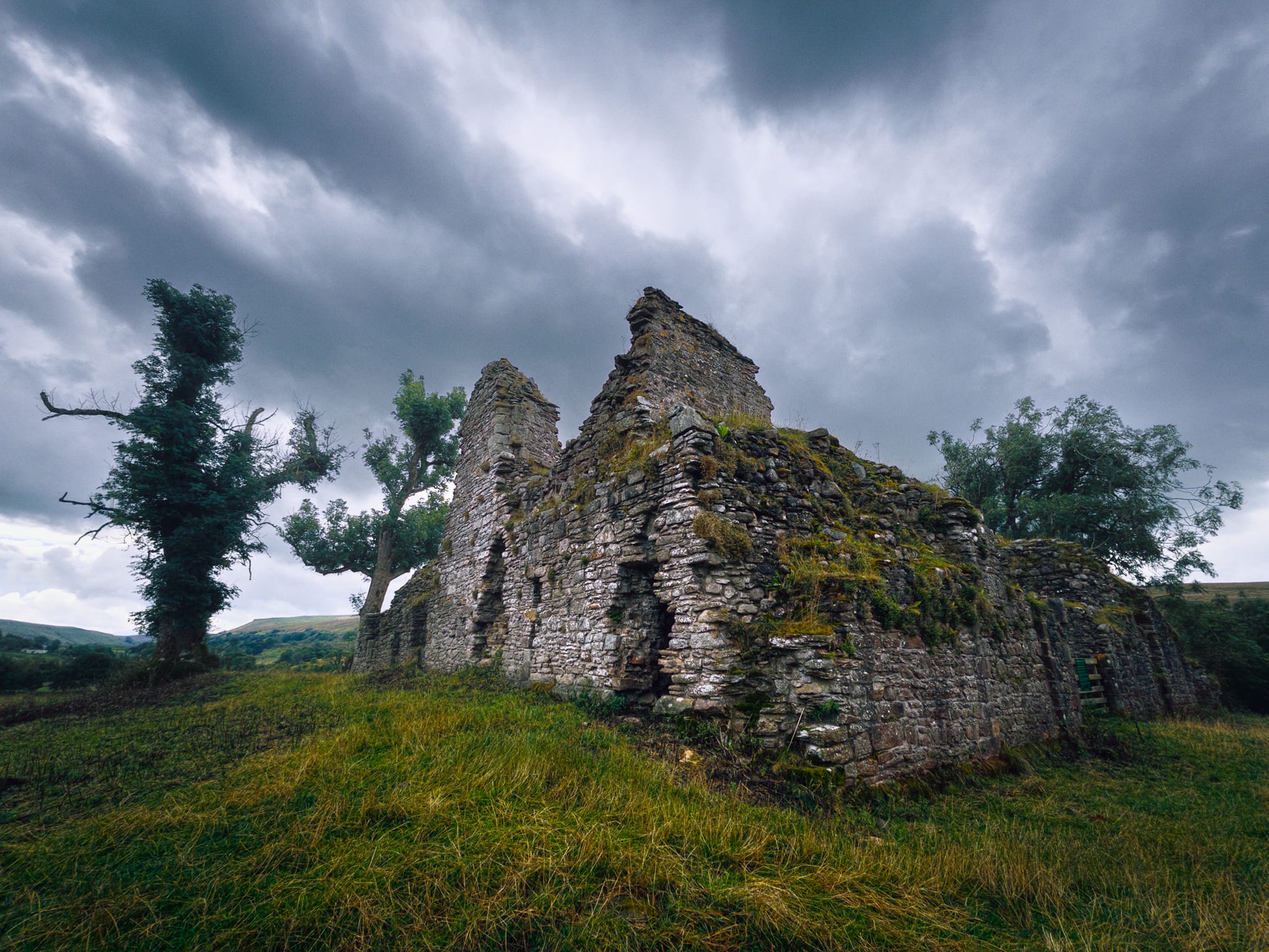 An ultra-wide composition takes in the full scale of the ruins of Pendragon Castle. The legend goes that the castle was built by Uther Pendragon, father of King Arthur. In actuality, the castle was built in the 1100s by Ranulph de Meschines, during the reign of King William Rufus.