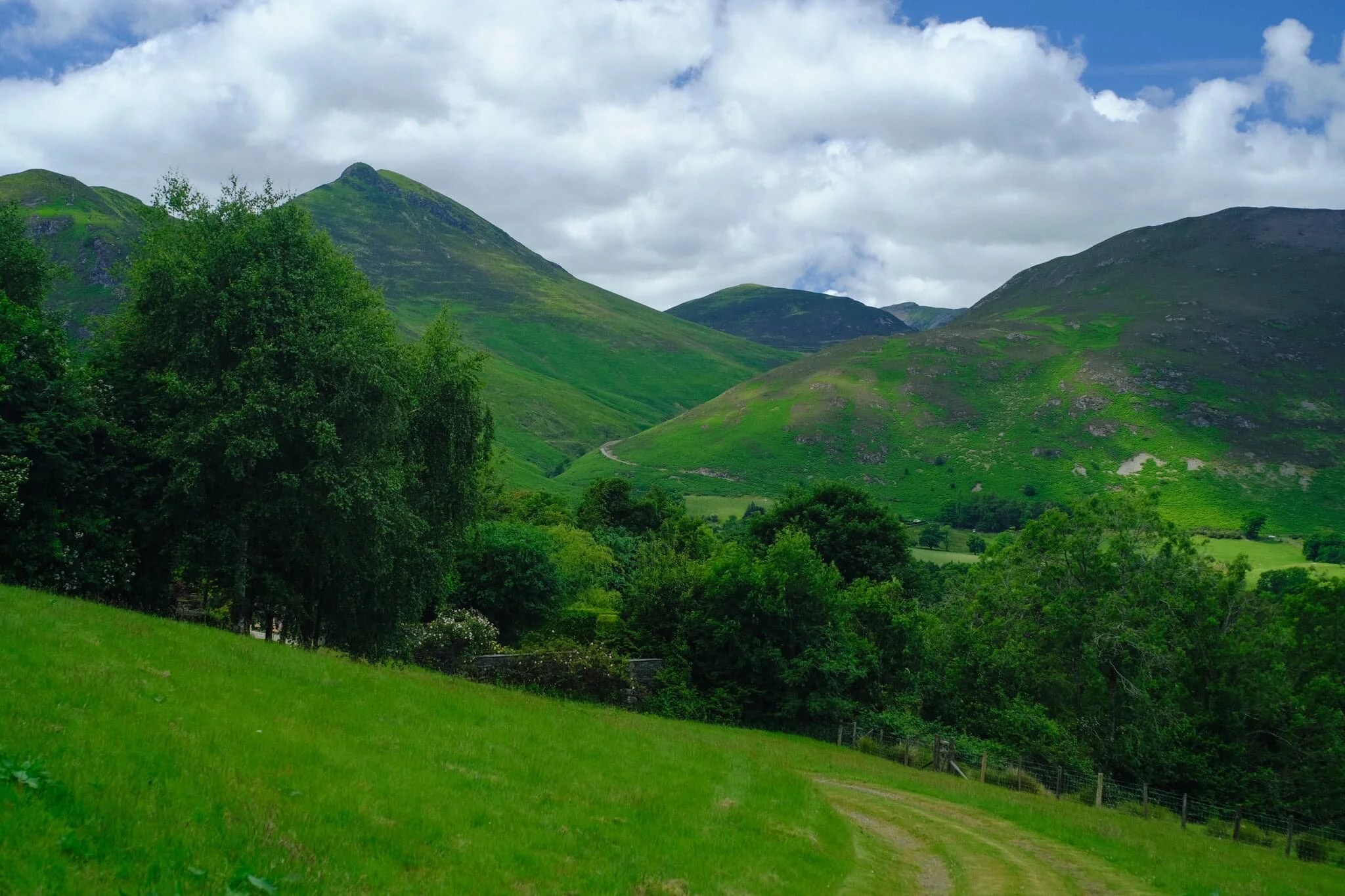  Our journey that day did not involve Catbells,  especially  with the veritable train of people following the path up to the fell&rsquo;s summit. Instead we took the minor road around the mountain&rsquo;s western shoulder, heading towards the Newlands Valley. Already, the views look wonderful. 