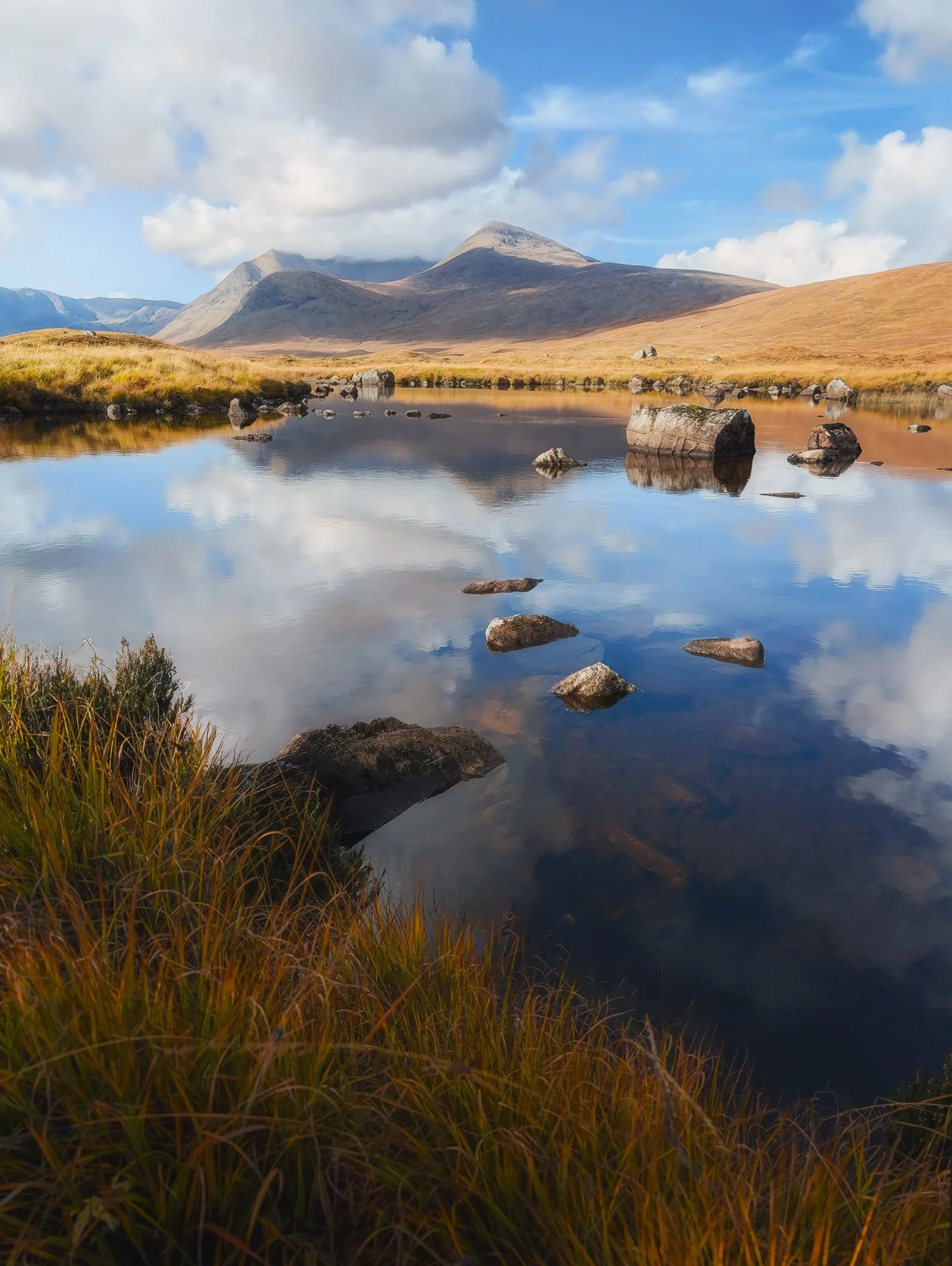  Further along the shore, a small series of rocks and boulders created a nice leading line into the composition towards  Meall a&rsquo; Bhùiridh  on the right and  Clach Leathad  (1,099m/3,605 ft) on the left. 