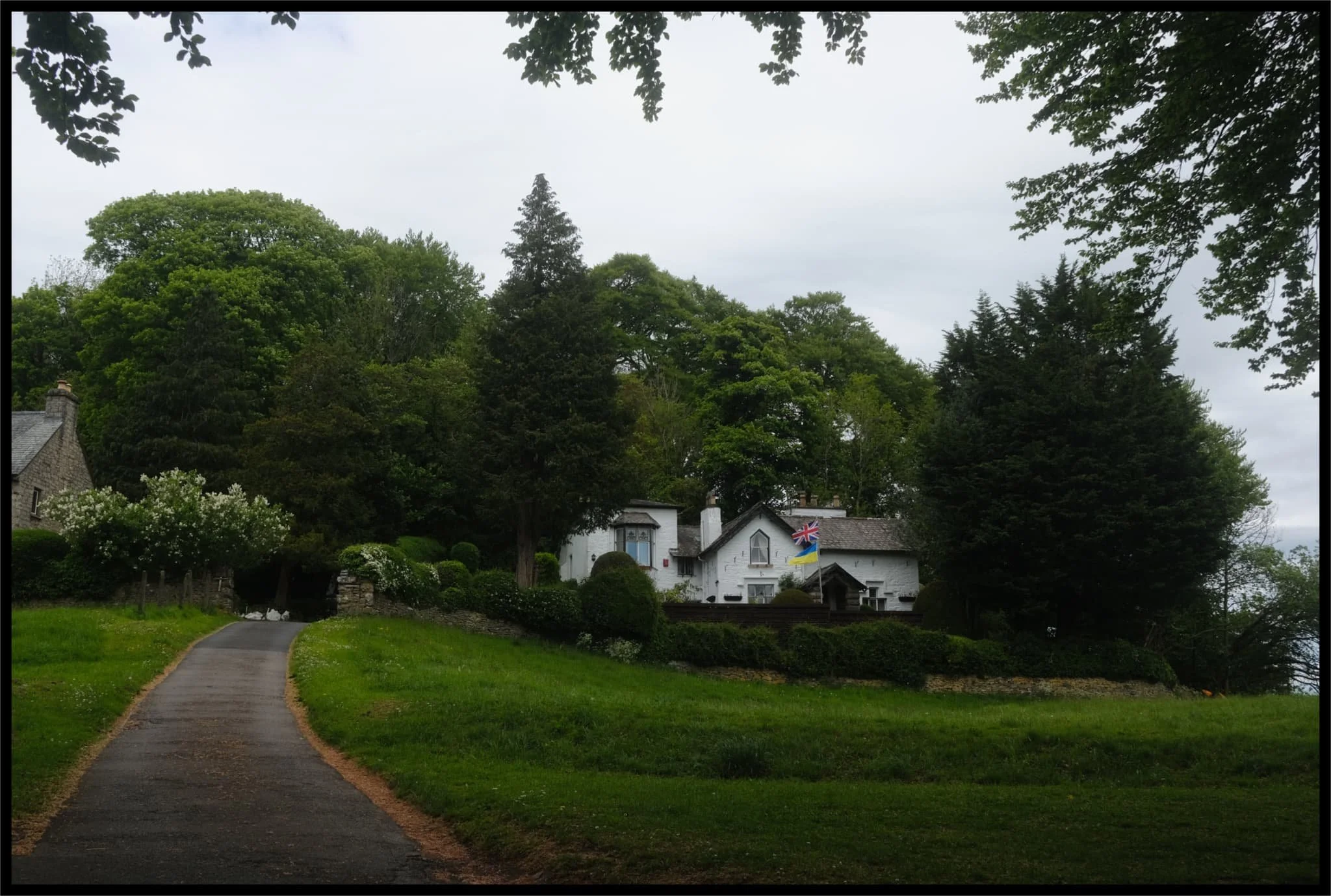  This beautiful cottage sits right underneath Serpentine Woods. In the summer the front of the cottage explodes in flowers, and during the Christmas period it&rsquo;s often covered in a dazzling array of Christmas lights. 