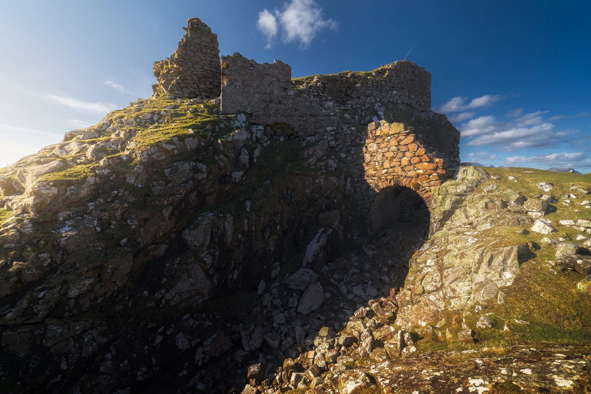   Dùn Scaich  castle sits atop a crag on the Tokavaig coast, given near 360 views of its surroundings. It would&rsquo;ve once been possible to enter the ruins across the arched footpath, but the floor of it has collapsed. The fortress is alternatively referred to as the 