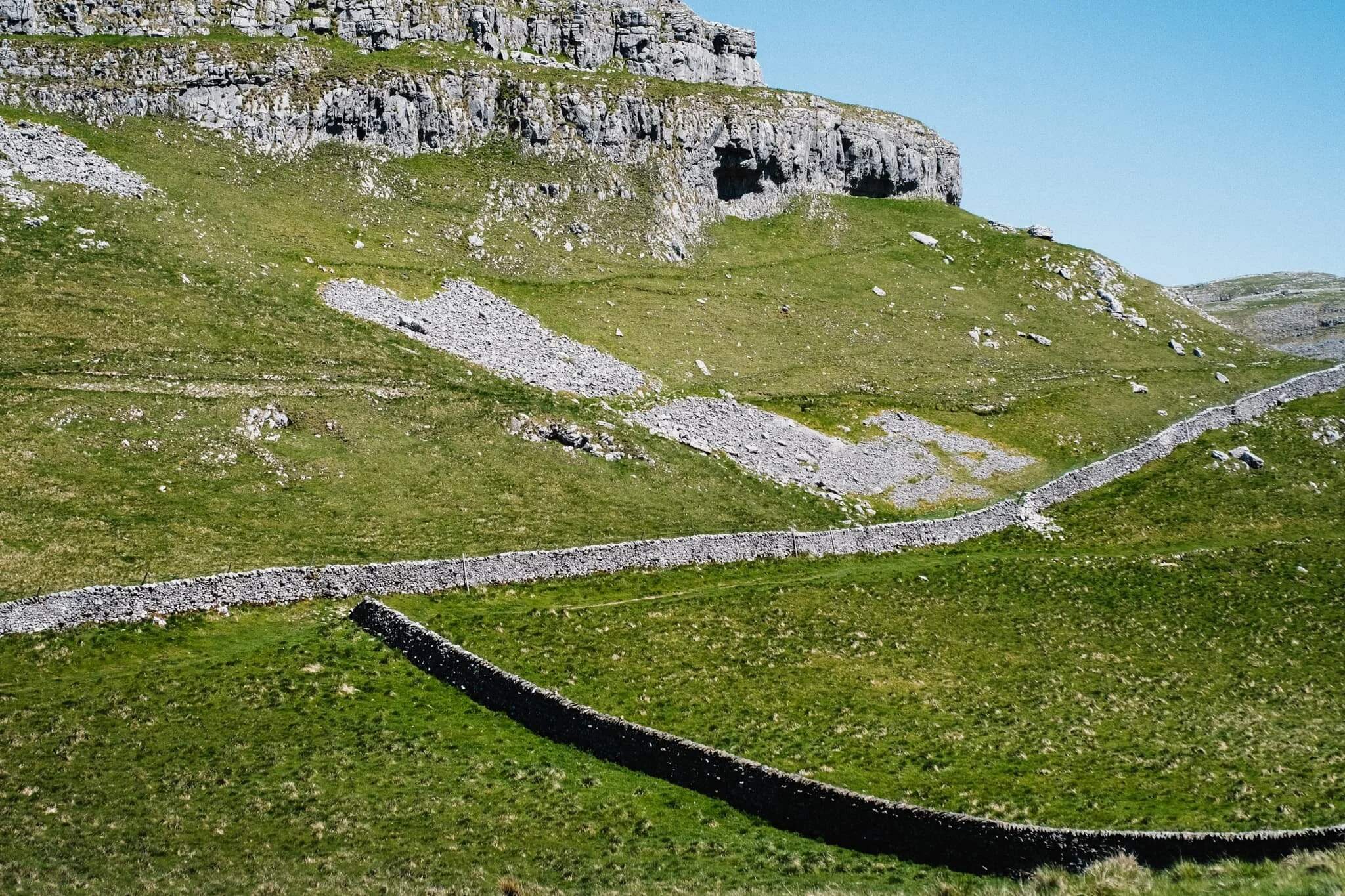  Again, a series of connecting lines around the photo that gives your eye something to wander around with. 