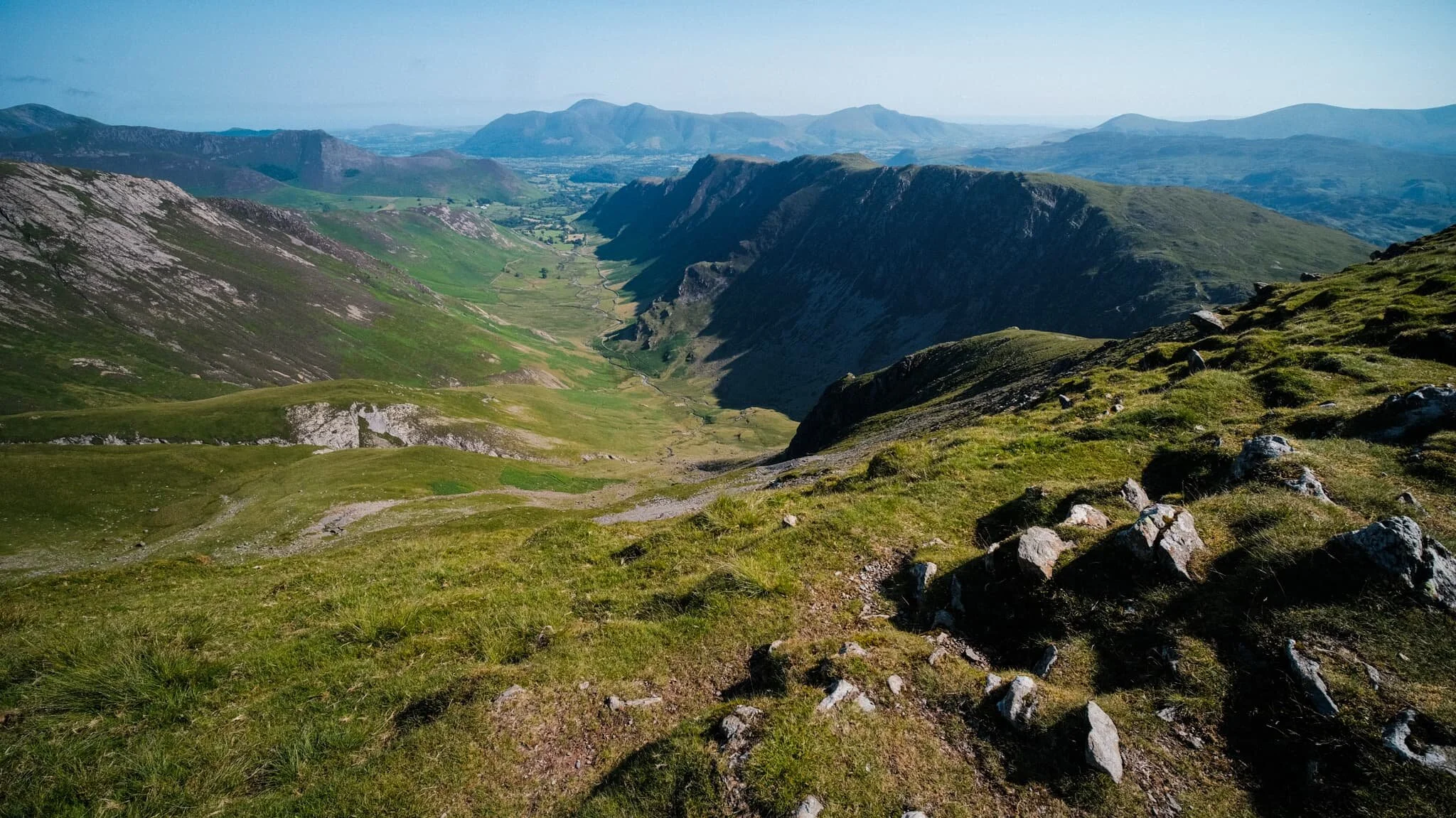  Though the southern shoulder of Dale Head is steep, it is relatively smooth. By contrast, the fell&rsquo;s northern face drops 400 m or so in less than a kilometre via Dale Head Crags. This enables this huge open view towards the High Spy and Maiden Moor ridge on the right, and the shoulder of Hindscarth on the left. 