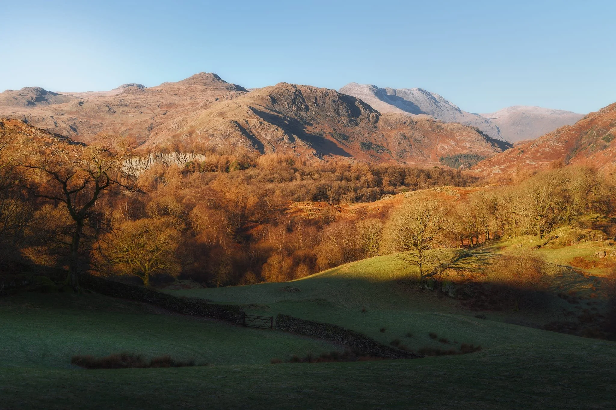  As Smithy Brow climbs higher, a clear section gives you this epic panorama of the Langdale fells. The peak left of centre is Pike o&rsquo; Blisco (705 m/2,313 ft) with Wrynose Fell&rsquo;s steep crags below it. Centre-right is Bowfell. 