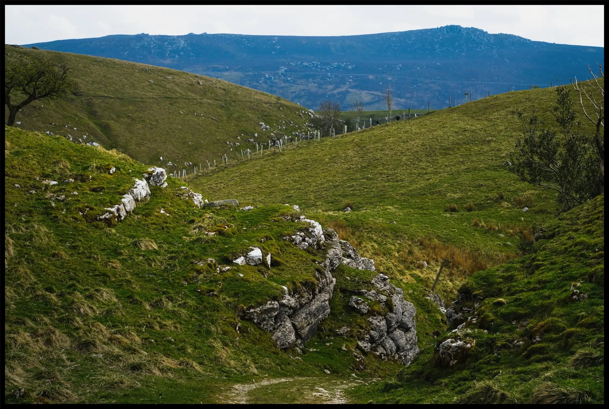  Climbing out the gill and up onto the moorland, we realise that the haze has nearly cleared, giving us a fairly clear shot of Simon&rsquo;s Seat. 