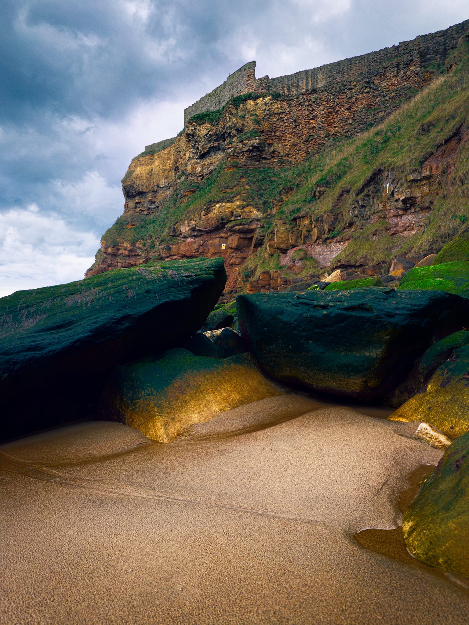 Away from the cliff, more seaweed-draped boulders were more haphazardly arranged on top of each other, making for some nice compositions if you didn’t mind getting down low.