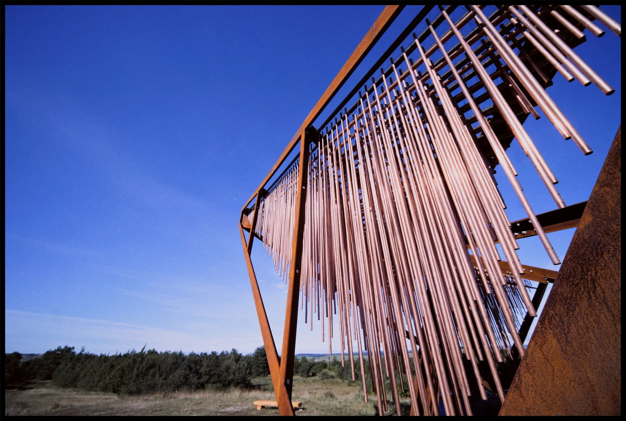  APERTURA features 1,900 copper chimes of different sizes (to reflect the 1,900 years of Hadrian&rsquo;s Wall), which all clang together in the wind, creating a fascinating sonic experience akin to church bells ringing. 