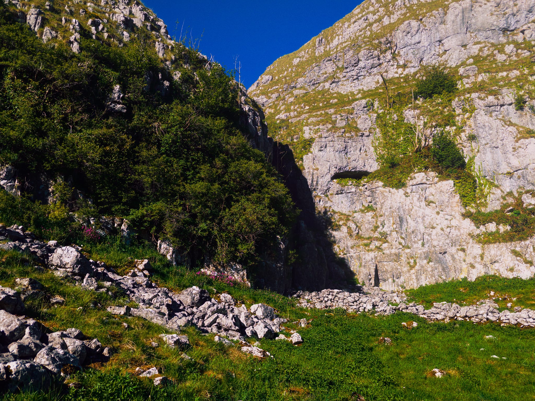 Here’s where the waterfall would’ve been. Nowadays dry as a bone, and provides a nice little option for rock climbers.