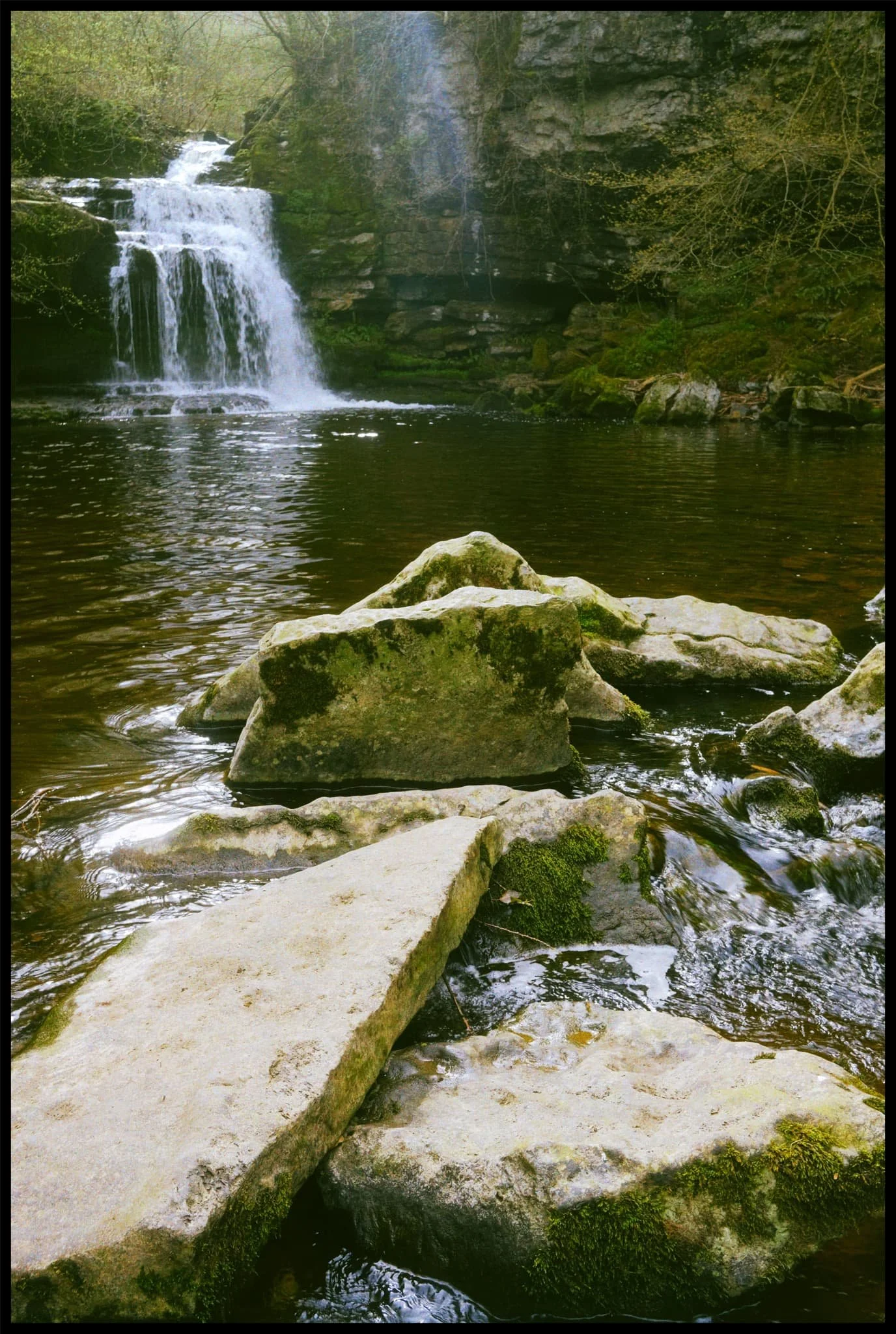  From the other side of the gorge that the waterfall had carved out, it&rsquo;s possible to navigate across some rocks to get right in the middle of the gorge. 