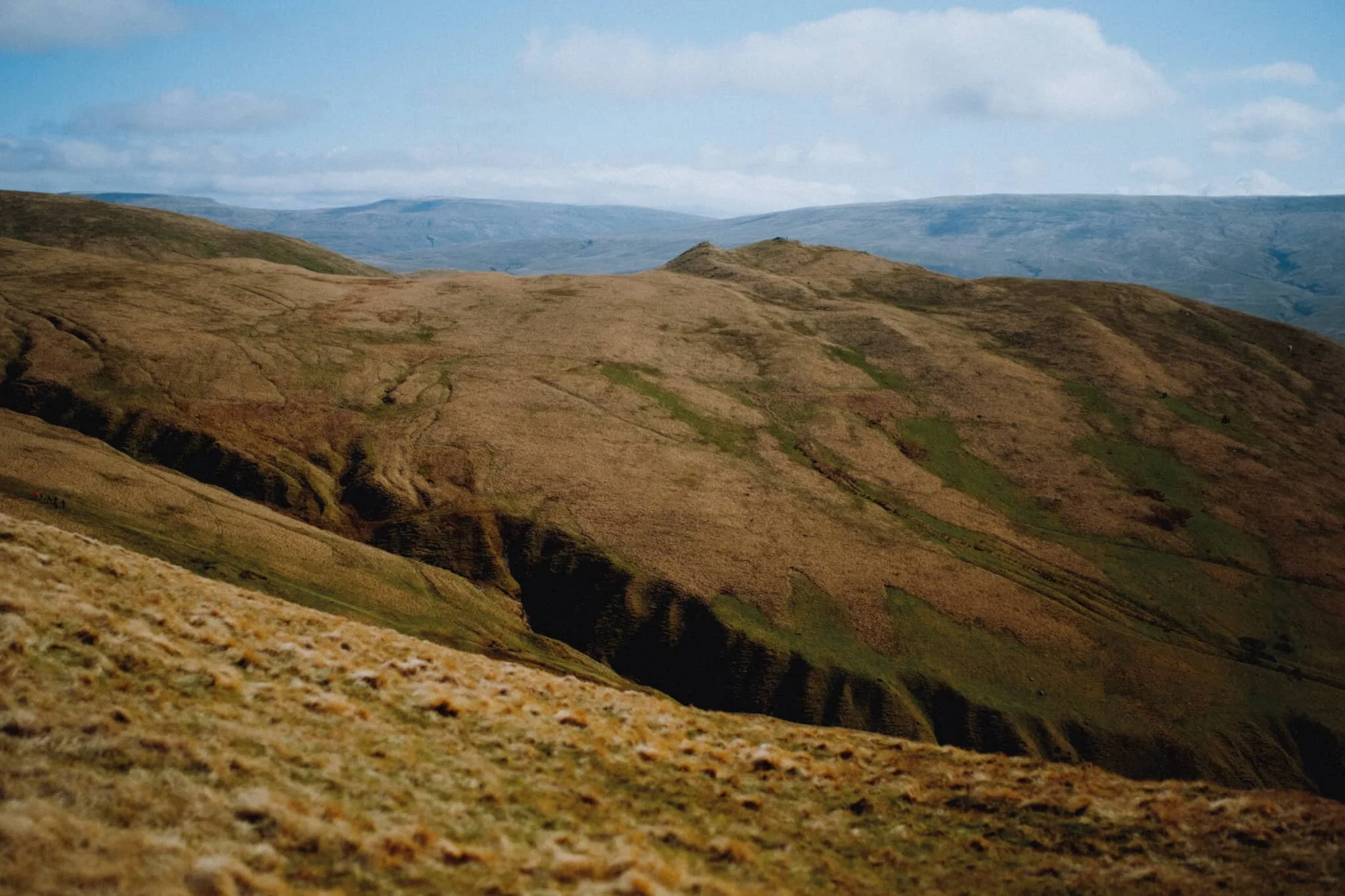  Across Settlebeck Gill is Winder&rsquo;s easterly neighbour, Crook (461 m/1,513 ft). Far in the distance are the  Mallerstang  fells. 